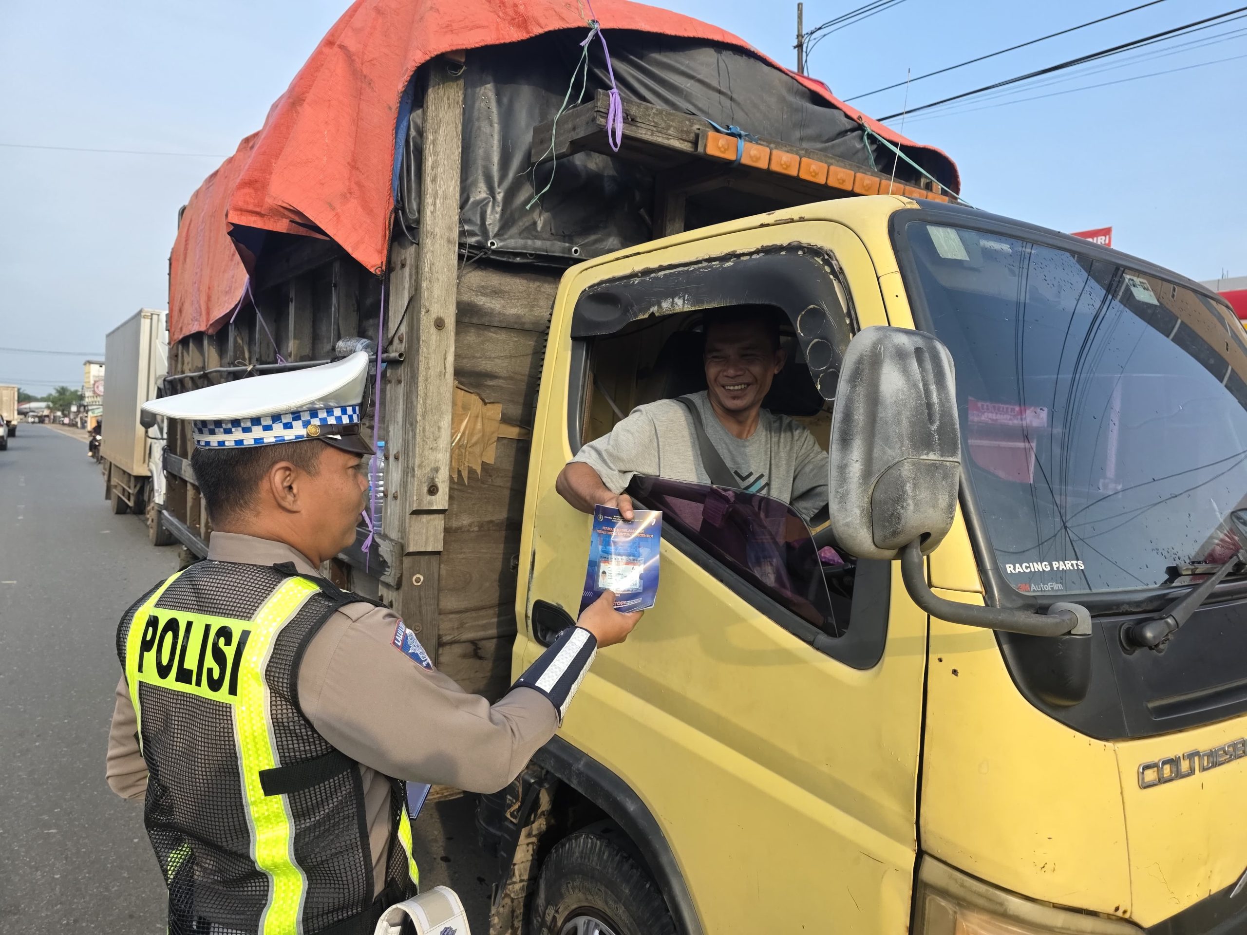 Pembagian Brosur Keselamatan Berlalu Lintas Kepada masyarakat.