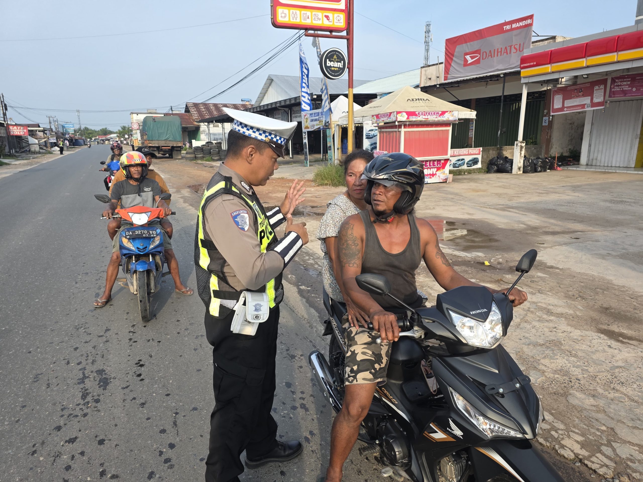 Tidak Menggunakan Helm Saat Berkendara Personel Satlantas Berikan Teguran Humanis.