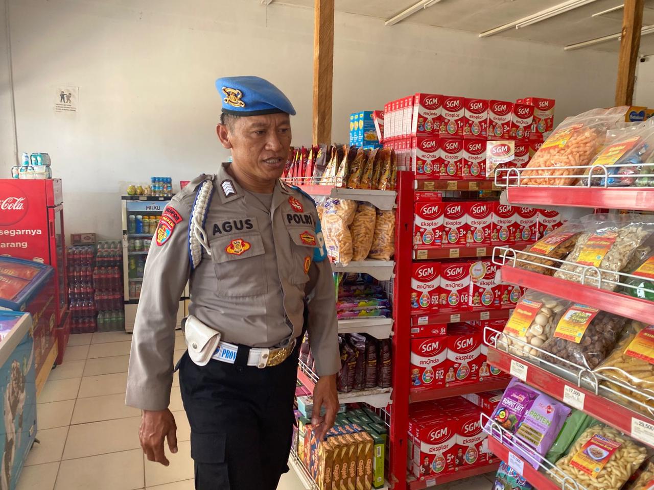 Piket Polsek Patroli kepertokoan diwilkum Polsek Sematu Jaya