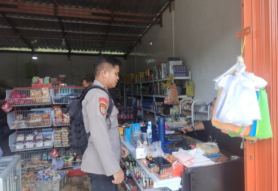 Piket Polsek Delang Sambangi Pedagang, Jalin Kedekatan dengan Masyarakat