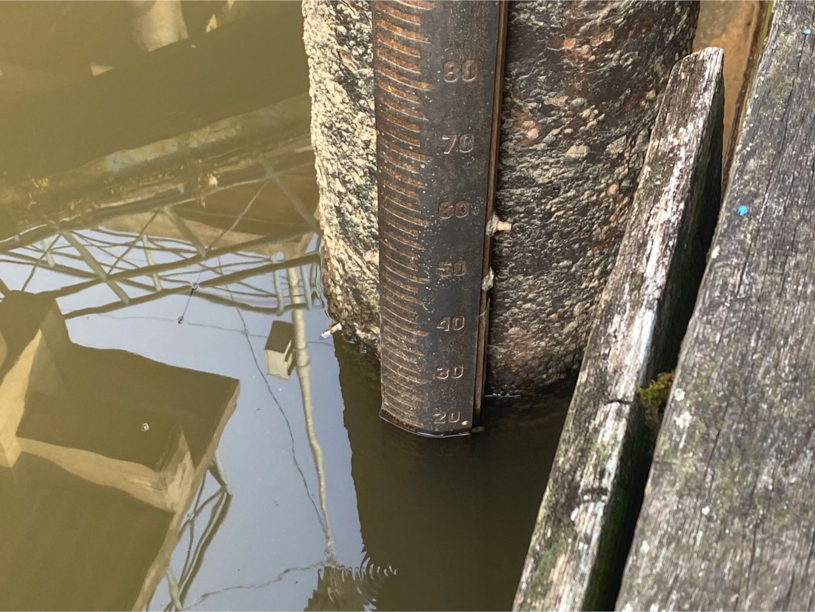 Piket Polsek Bulik Cek debit air di Kelurahan Nanga Bulik