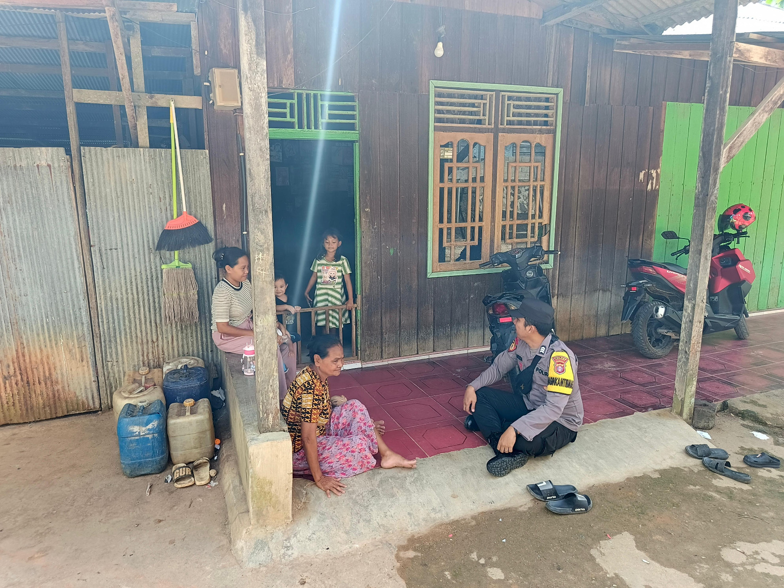 Bhabinkamtibmas Sambangi Warga, Sosialisasikan Layanan Call Center 110