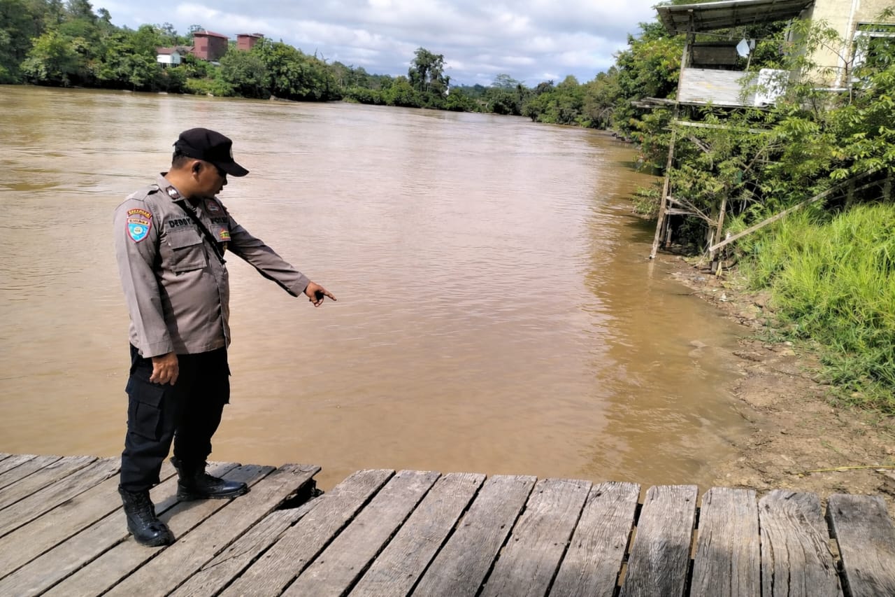Deteksi Banjir, Polsek Tewang Sangalang Garing dan Pulau Malan Cek Ketinggian Debit Air