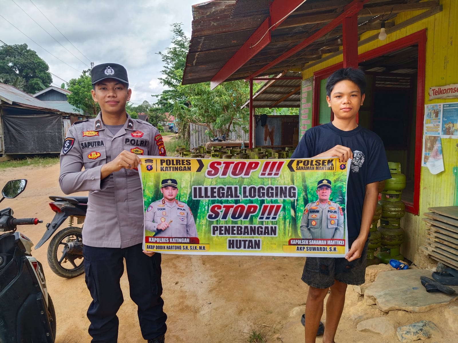 BA Polsek Sanaman Mantikei laksanakan Sosialisasikan tentang larangan dan sangsi Pidana bagi pelaku Ileggal Logging kepada masyarakat di  Desa Tumbang Kaman.