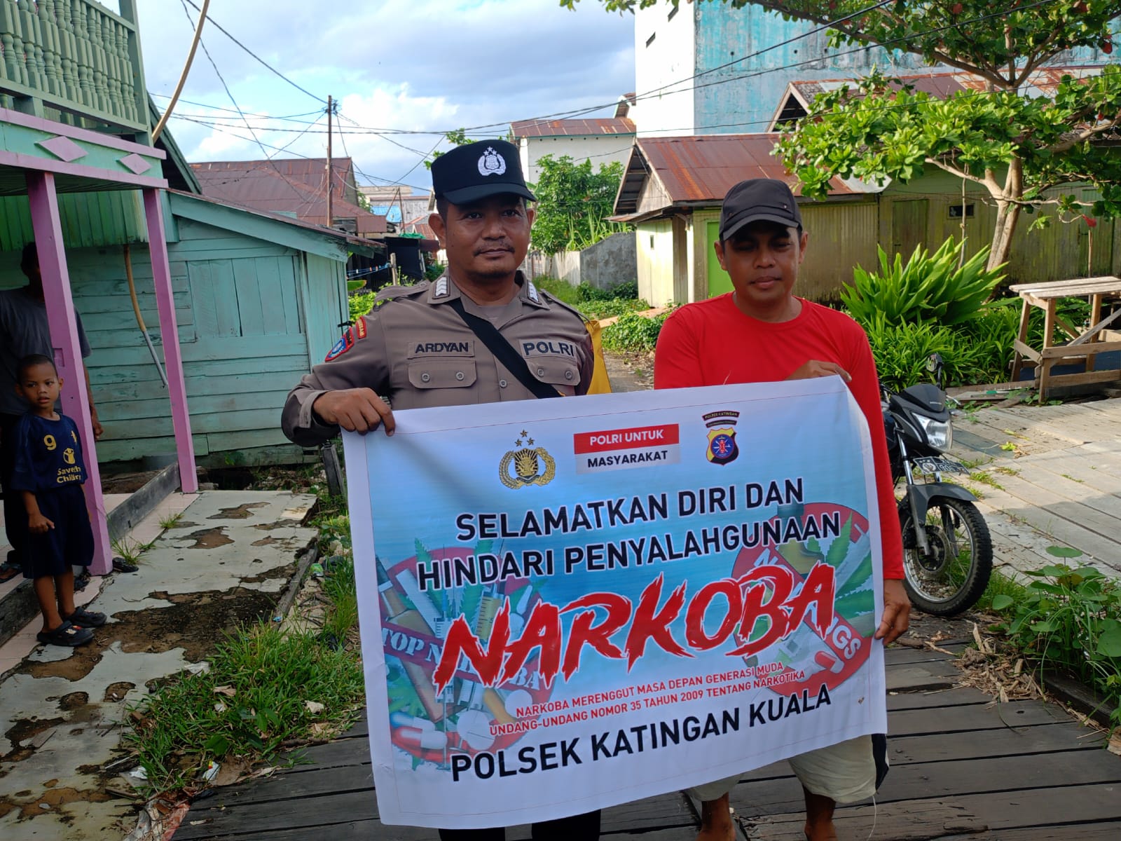 Sampaikan pesan Kamtibmas, Bhabinkamtibmas Polsek Katingan Kuala sambangi Warga.