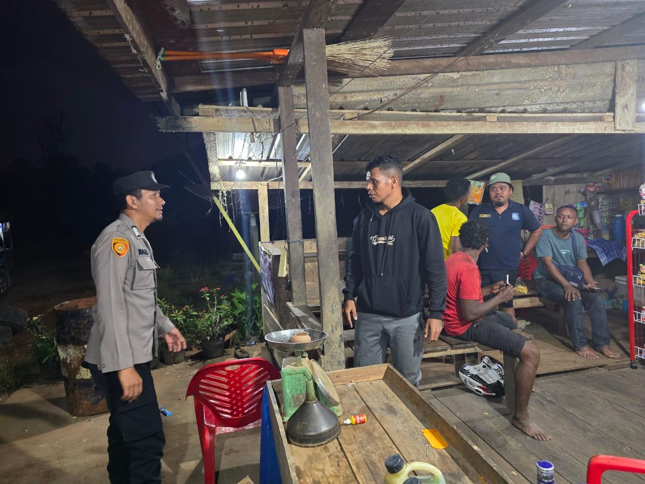 Personel Piket Polsek Lamandau Sambangi Warga, Sampaikan Imbauan Harkamtibmas