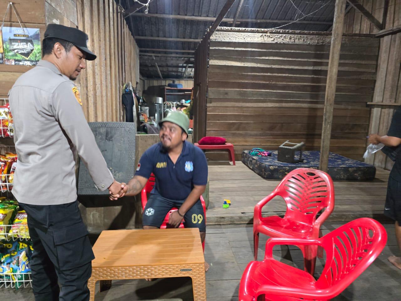 Jalin Kedekatan, Personel Polsek Lamandau Sambangi kerumah Warga