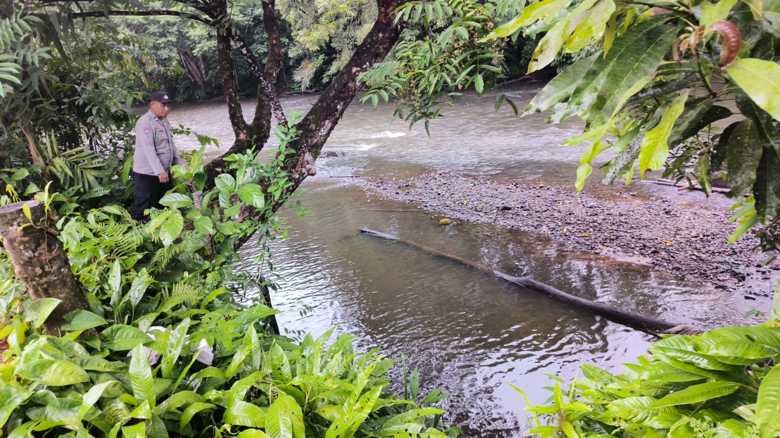 Piket Polsek Delang cek debit air DAS Delang