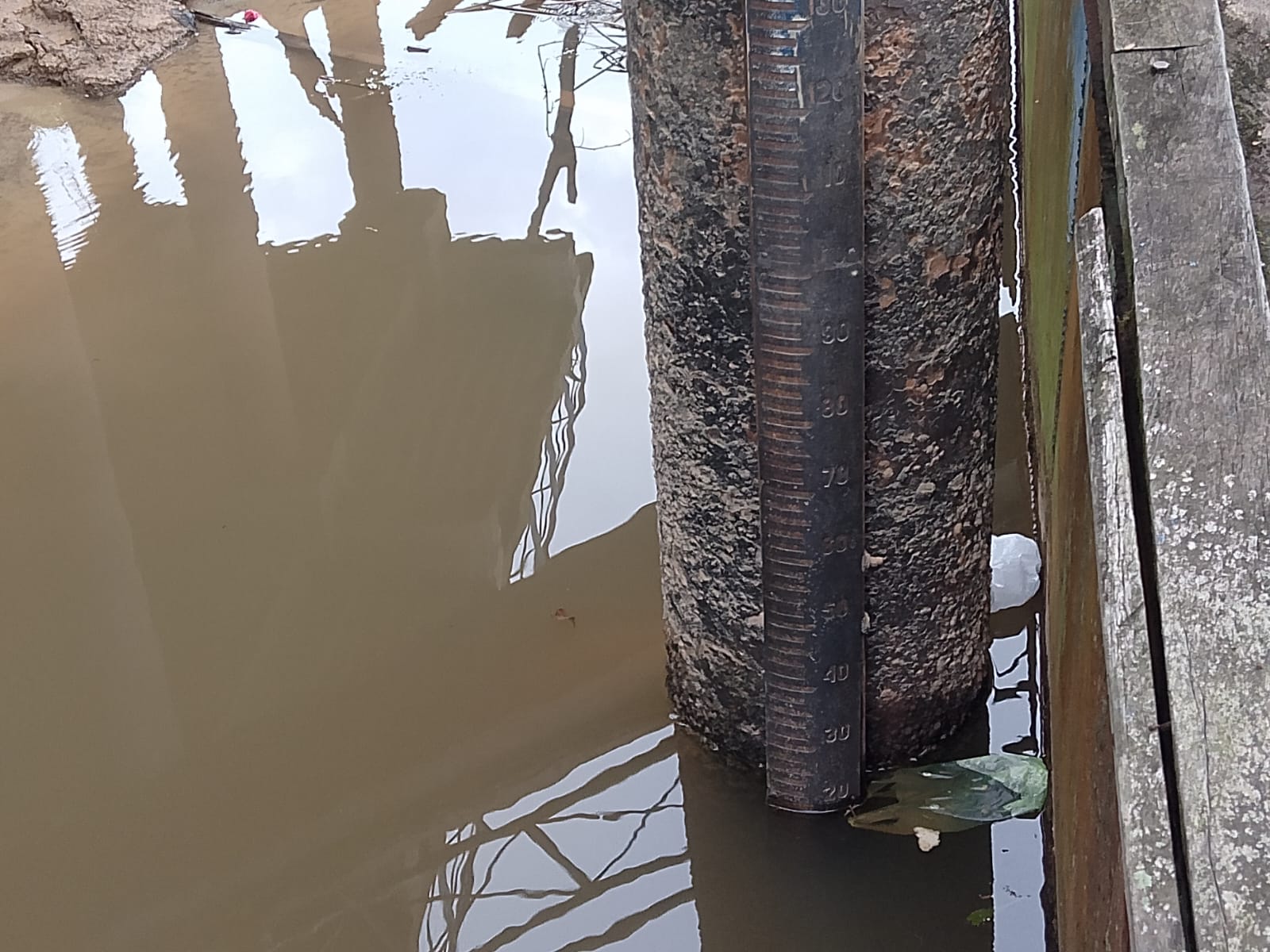 Piket Polsek Bulik Cek debit air di Kelurahan Nanga Bulik