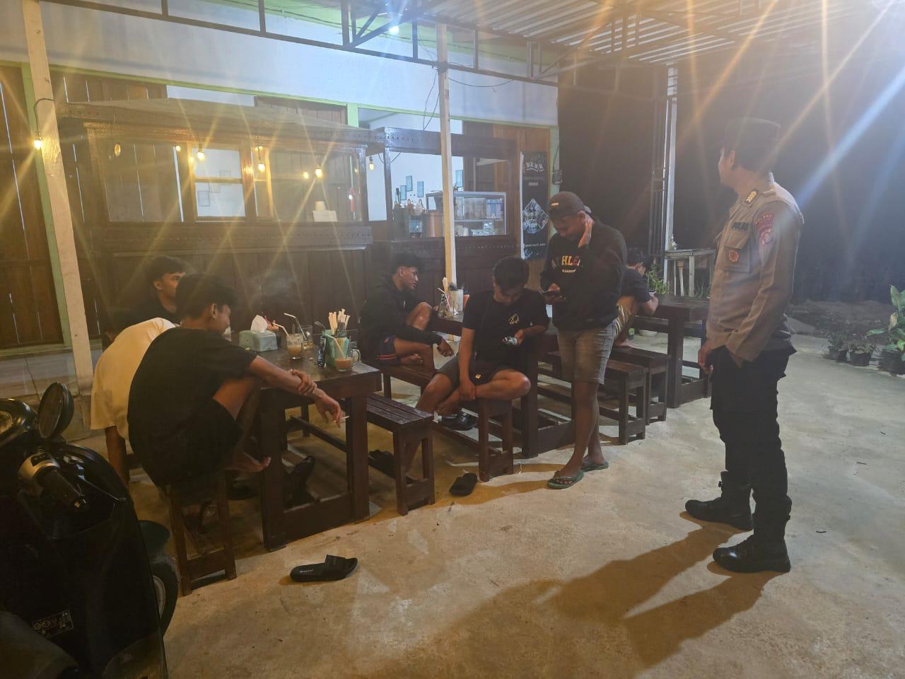 Upaya Preventif, Polsek Lamandau Sambangi Remaja Nongkrong dan Sosialisasikan Layanan 110