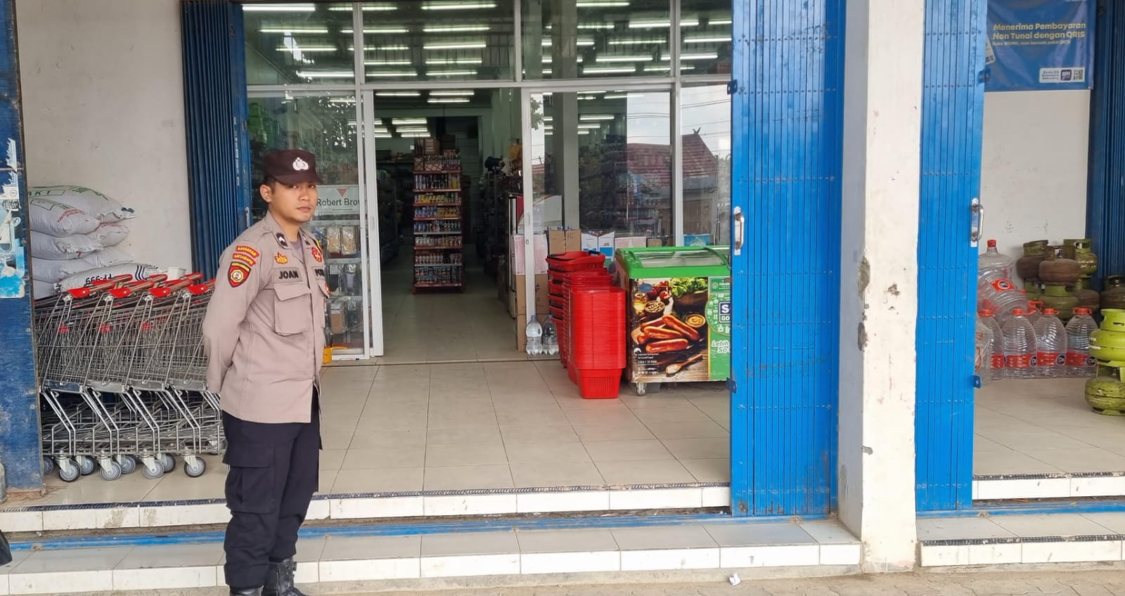 Anggota Polsek Sematu Jaya yang di pimpin langsung, Aipda Erizki melaksanakan patroli dialogis di Megamart Kecamatan Sematu Jaya guna memelihara siskamtibmas di wilayah Hukum Polsek Sematu Jaya.