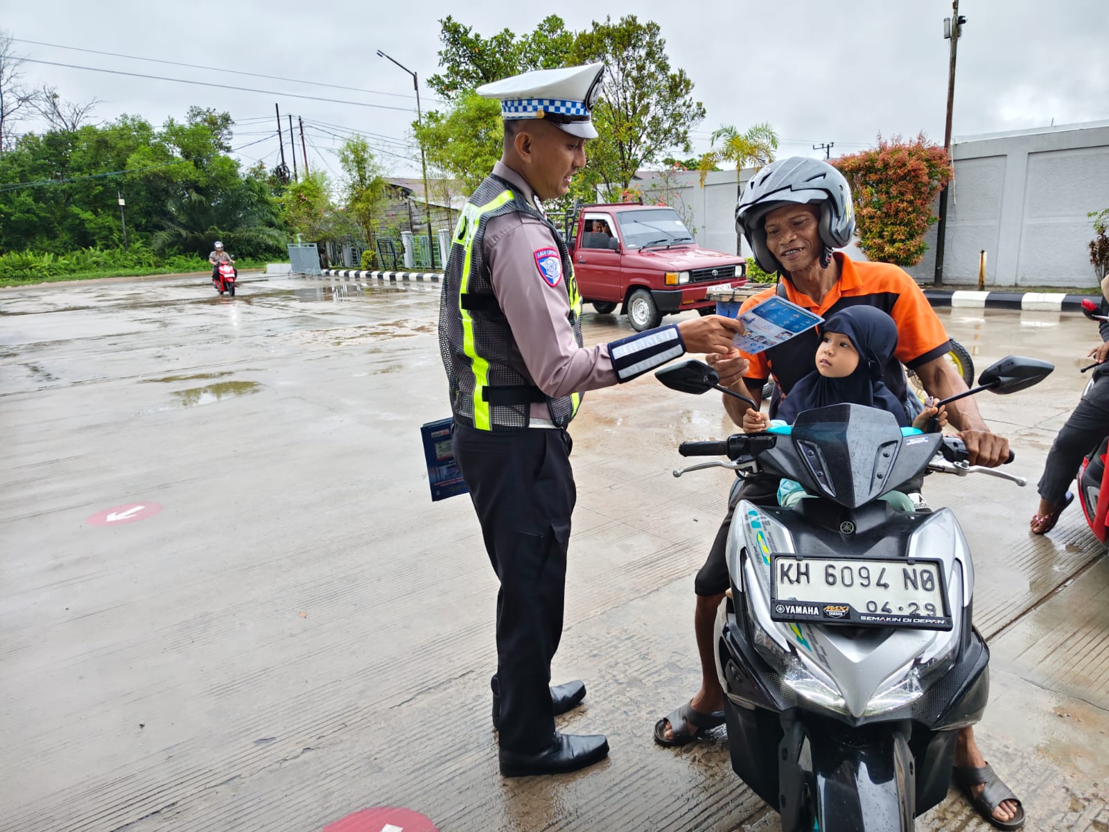 Pembagian Brosur Keselamatan Berlalu Lintas Kepada masyarakat.