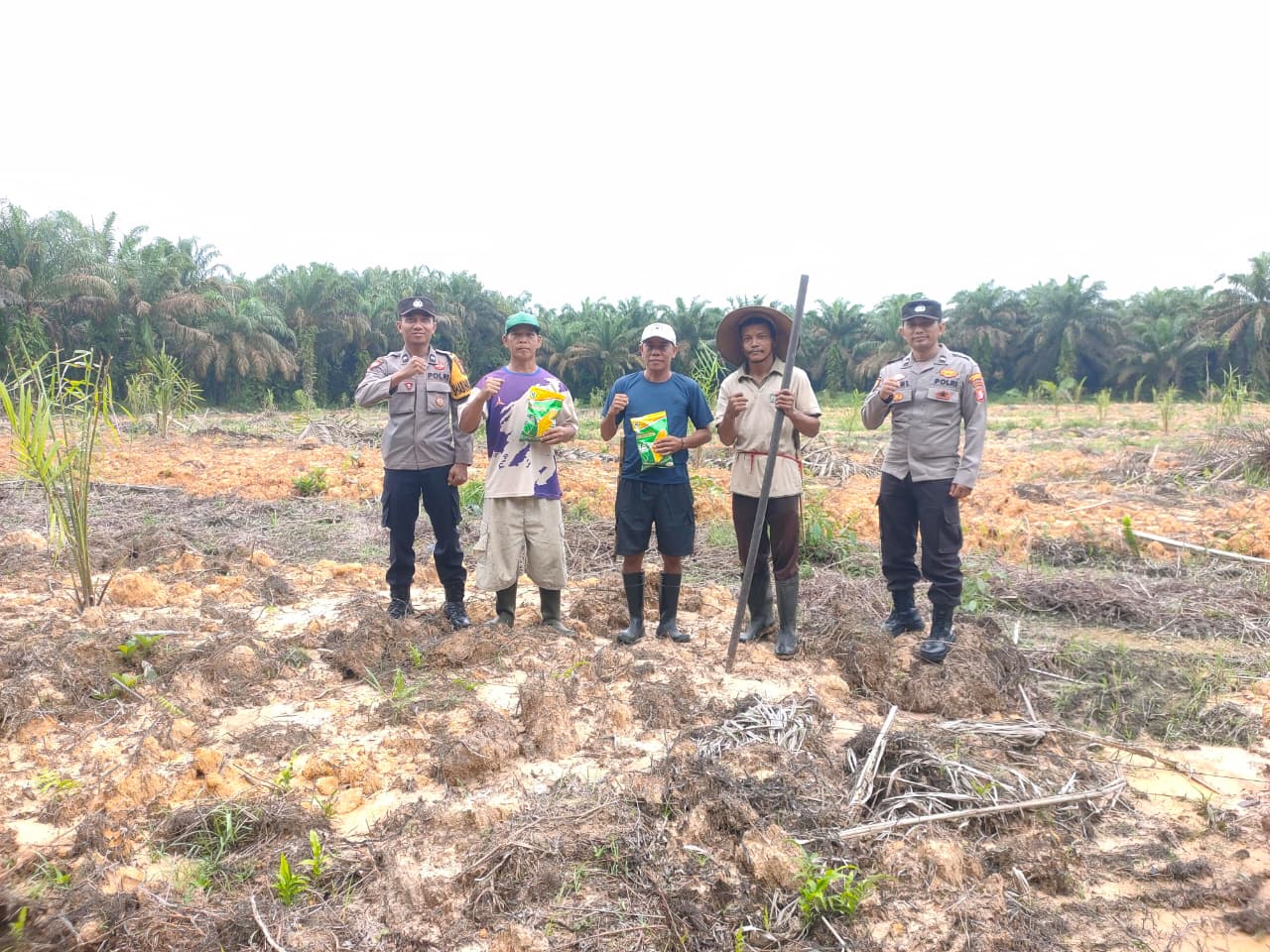 Perkuat Ketahanan Pangan, Bhabinkamtibmas Ajak Warga Tanam Jagung