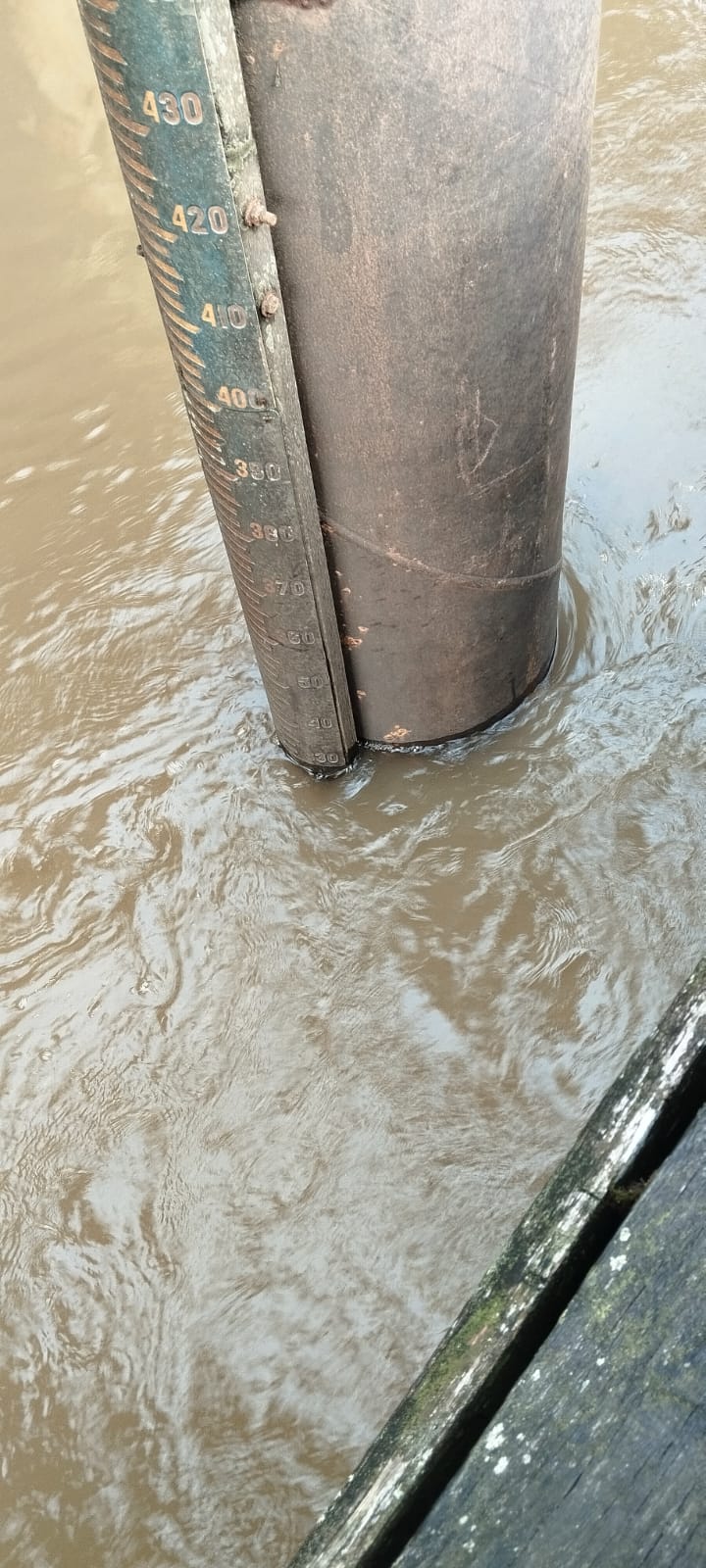 Piket Polsek Bulik Cek debit air di Kelurahan Nanga Bulik