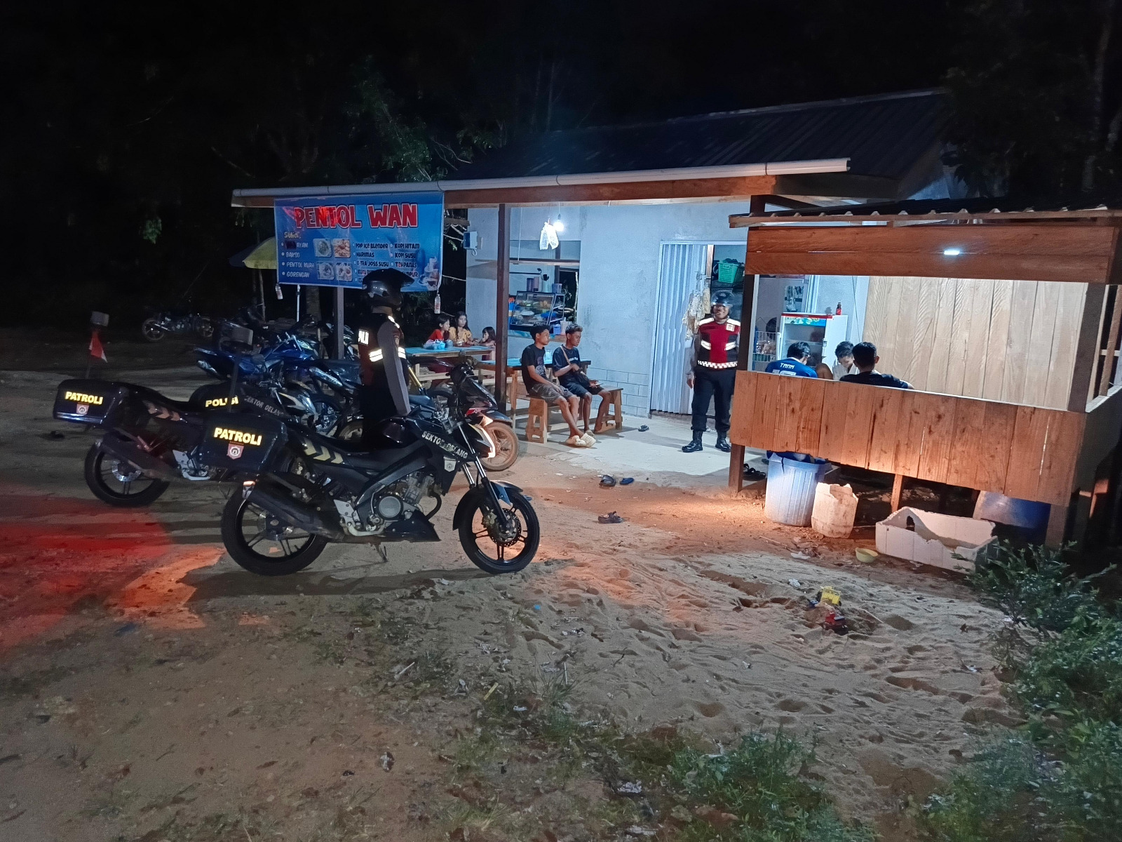 Piket Polsek Delang Sambangi Pedagang, Jalin Kedekatan dengan Masyarakat