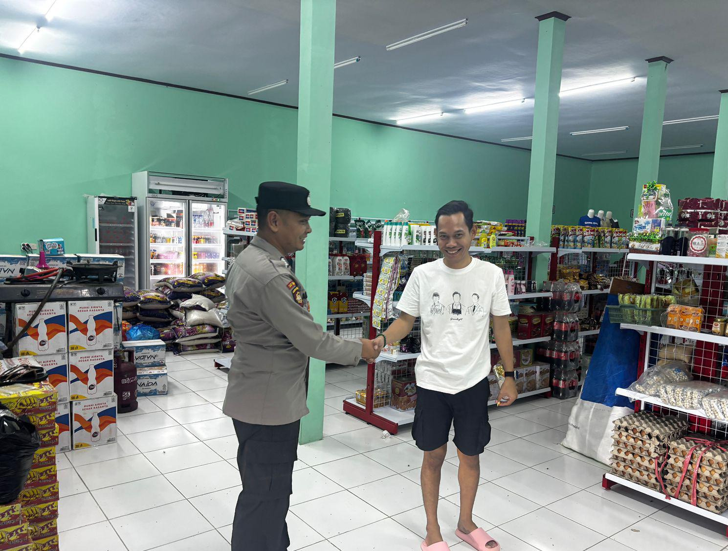 Dekat dengan Warga, Polsek Lamandau Sambangi Masyarakat yang Sedang Berbelanja