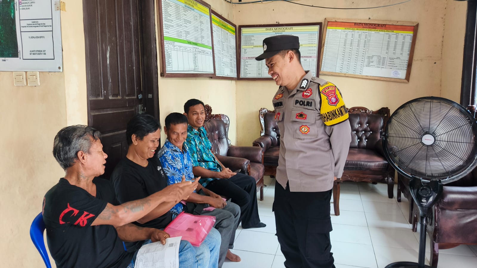 Bhabinkamtibmas Tingkatkan Kemitraan melalui Silaturahmi ke Kantor Desa Binaan