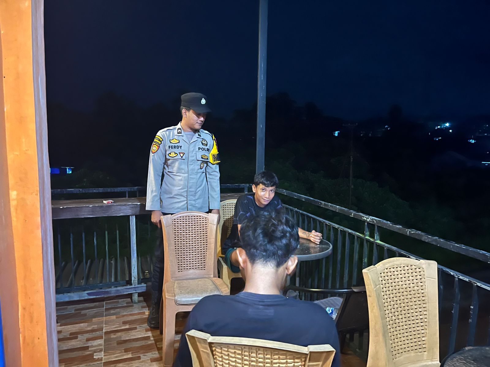 Personil Polsek Sambangi Warga yang Sedang Berkumpul untuk Jaga Kamtibmas