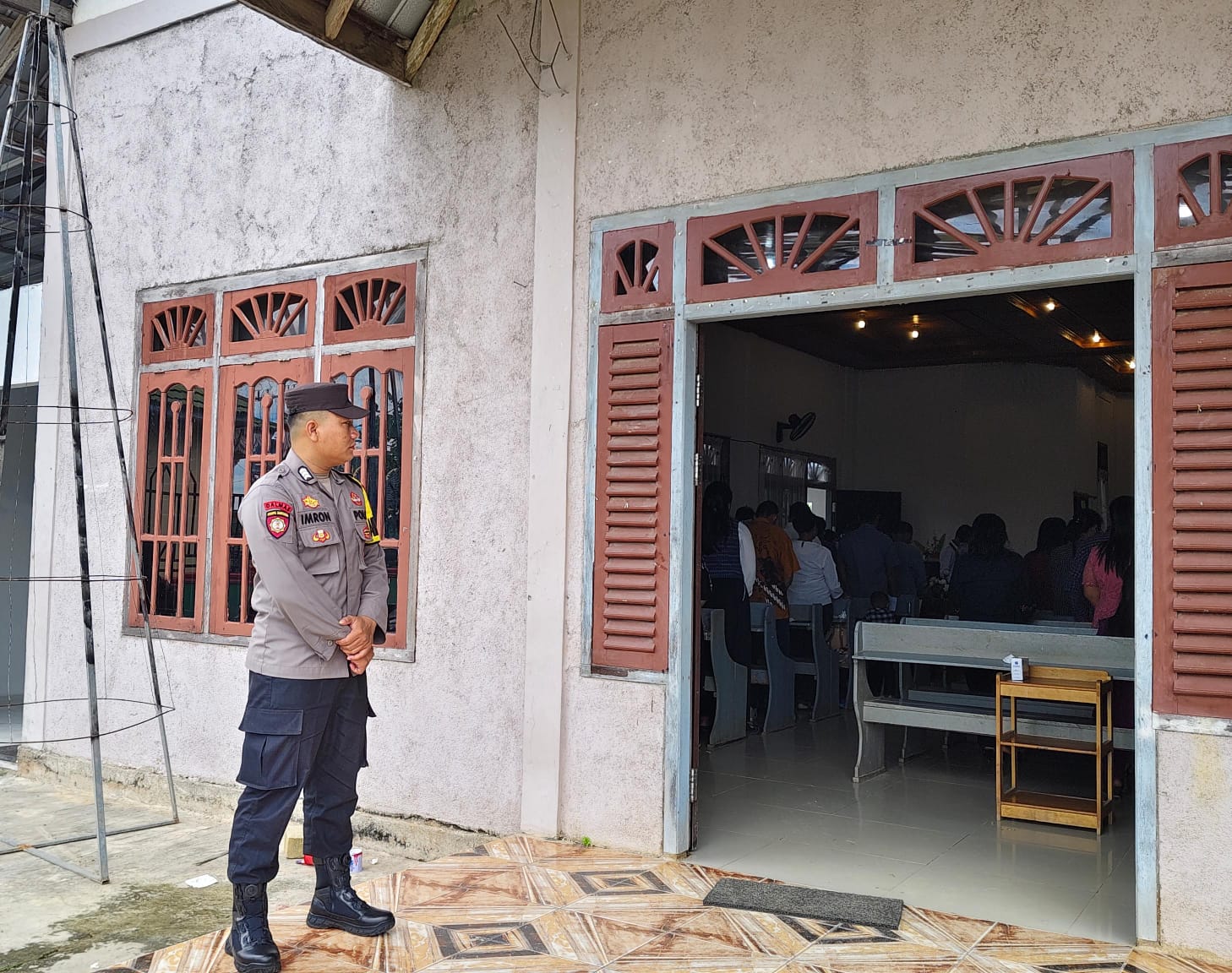 Personel Polsubsektor Menthobi Raya Amankan Ibadah Jumat Agung, Berlangsung Kondusif