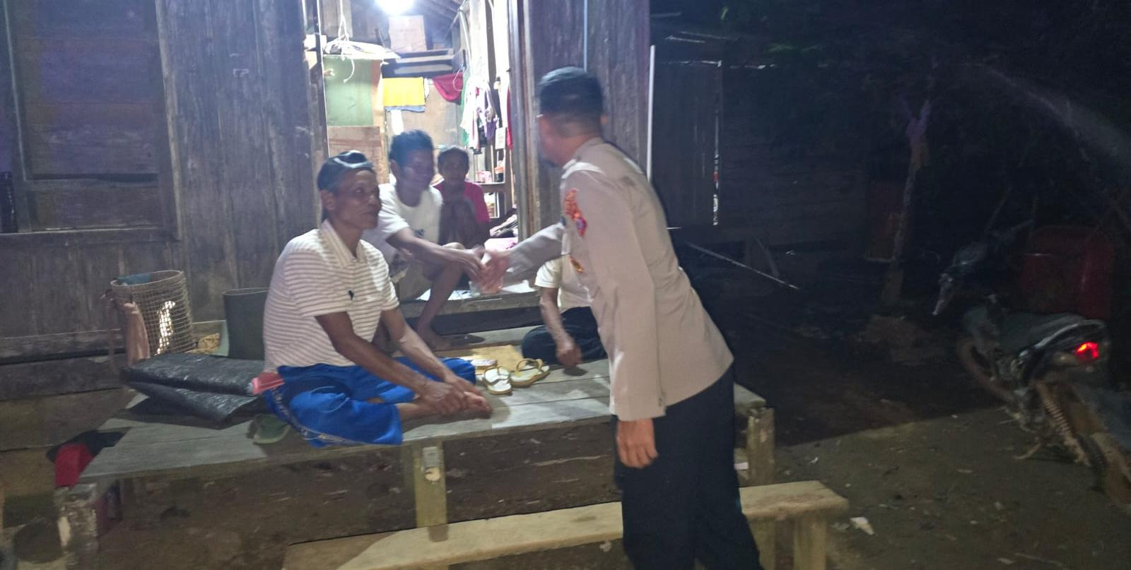 Personel Polsek lamandau melaksanakan sambang kerumah warga yang sedang satai