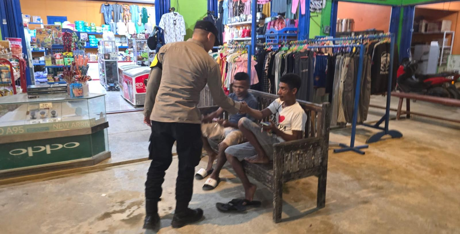 Piket Polsek Lamandau Sambangi Warga yang Sedang Duduk Santai, Sampaikan Pesan Kamtibmas