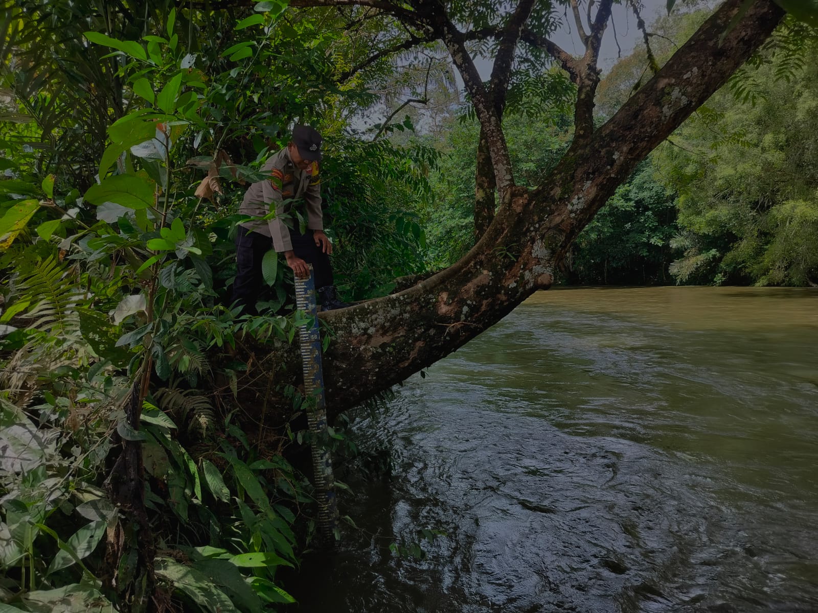 Piket Polsek Delang cek debit air DAS Delang