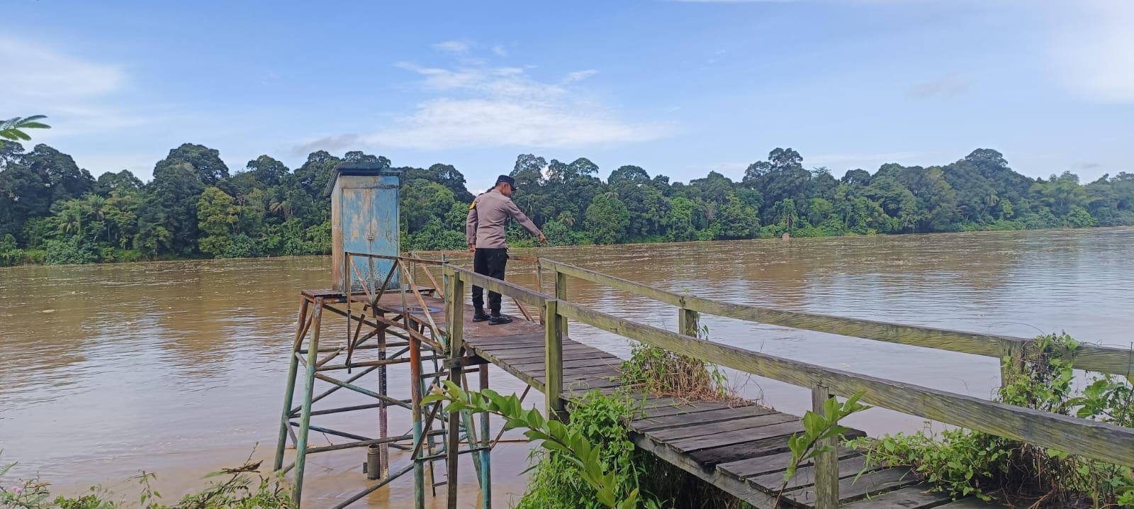 Deteksi Banjir, Polsek Tewang Sangalang Garing dan Pulau Malan Cek Ketinggian Debit Air