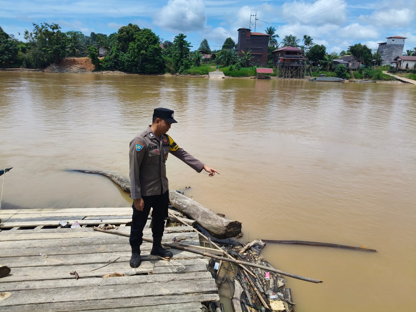 Antisipasi Bencana Banjir, Personil Polsek Marikit Pantau Debit Air DAS Katingan.