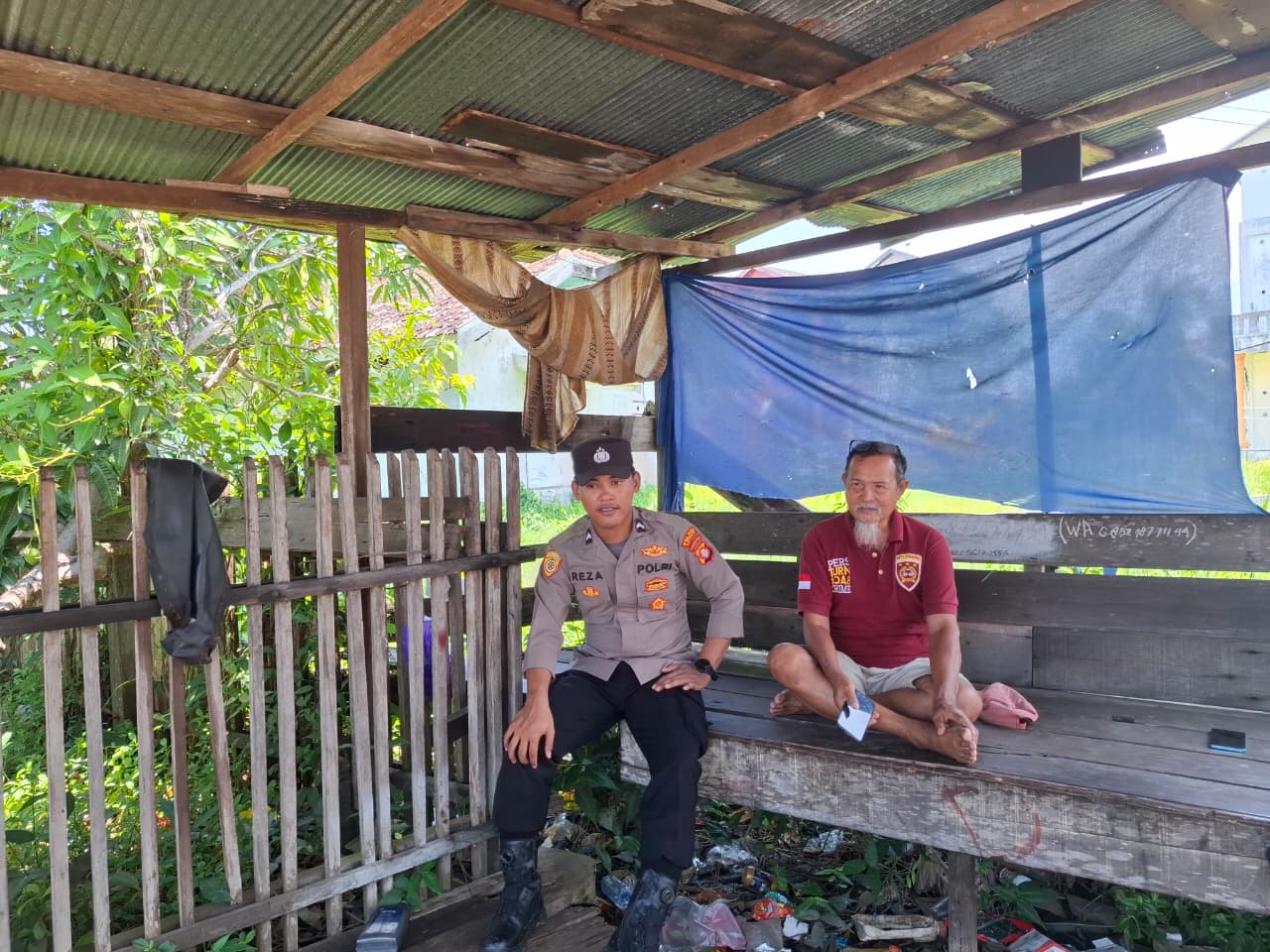 Bhabinkamtibmas Rutin Sambangi Warganya yang sedang beraktivitas di lingkungan perumahan warga Kel. Pegatan Hilir.