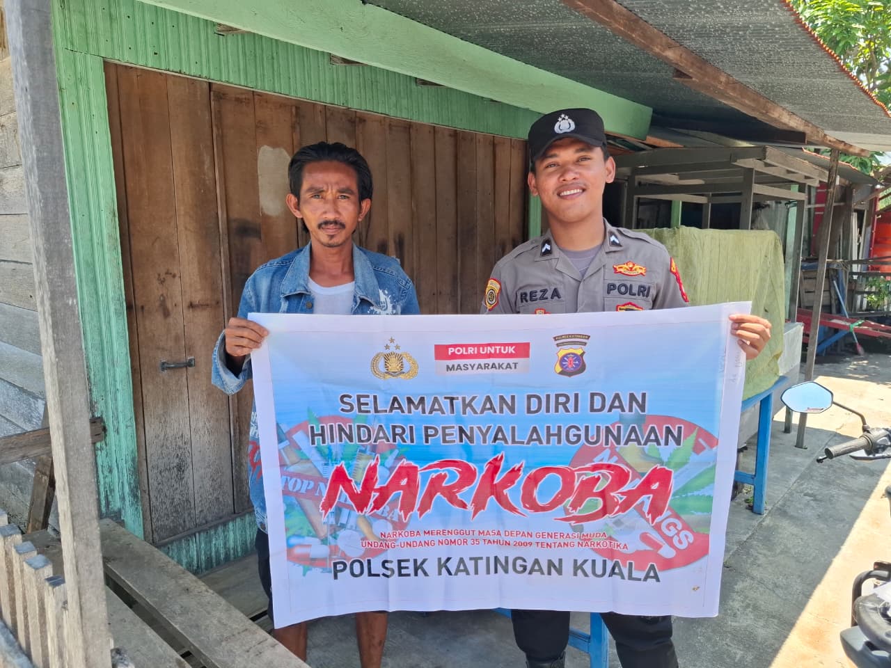 Sampaikan pesan Kamtibmas, Bhabinkamtibmas Polsek Katingan Kuala sambangi Warga.