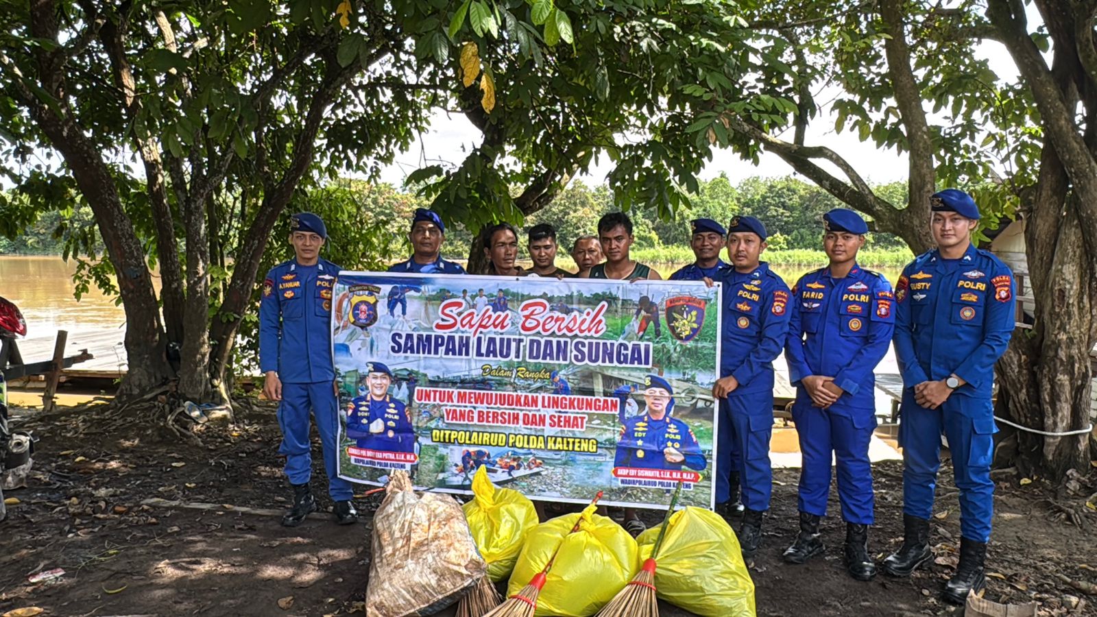 Wujudkan Lingkungan Bersih Dan Sehat, Ditpolairud Bersihkan Sampah Di pesisir sungai das kahayan Palangkaraya