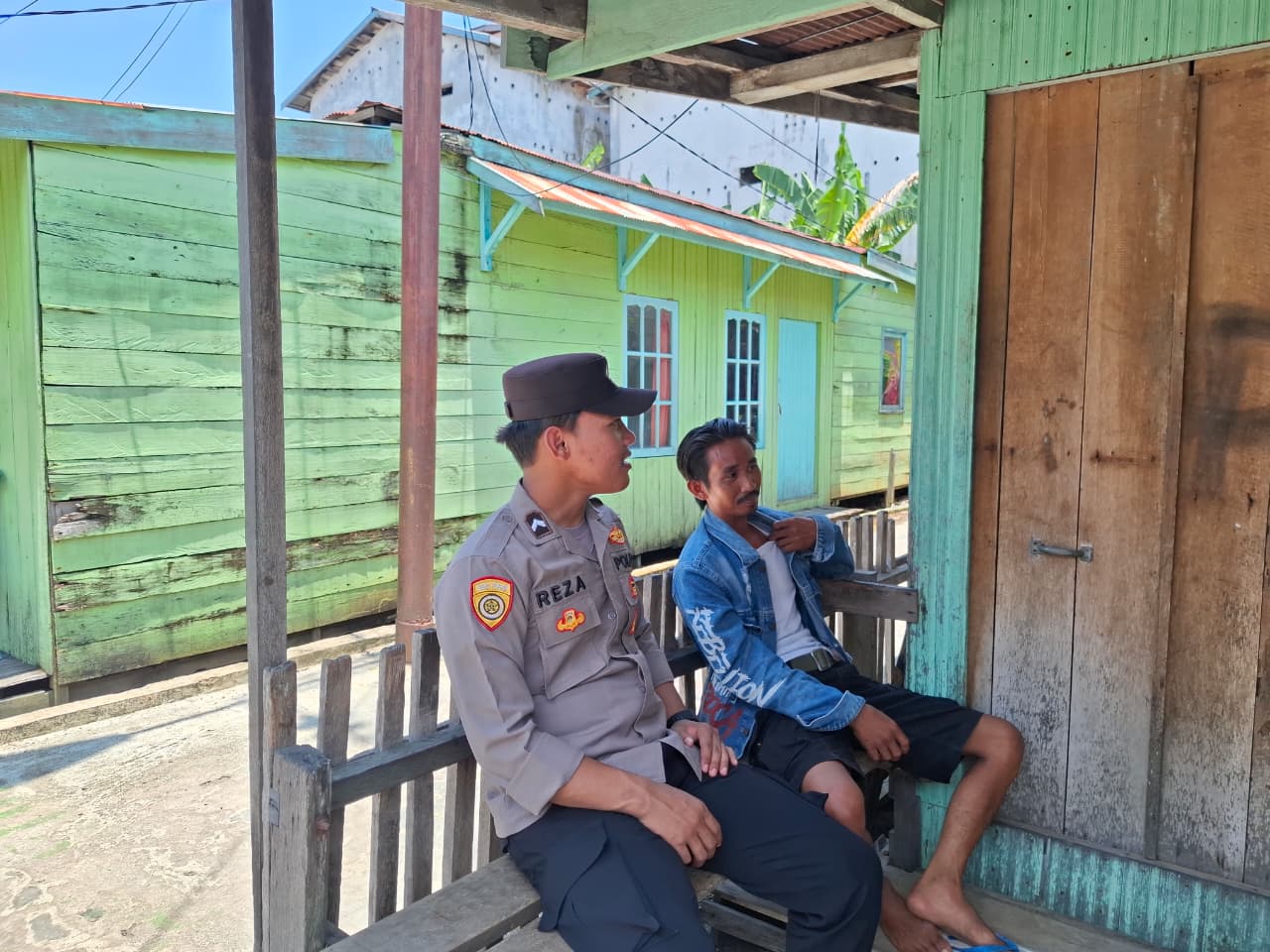 Bhabinkamtibmas Rutin Sambangi Warganya yang sedang beraktivitas di lingkungan perumahan warga Kel. Pegatan Hilir.