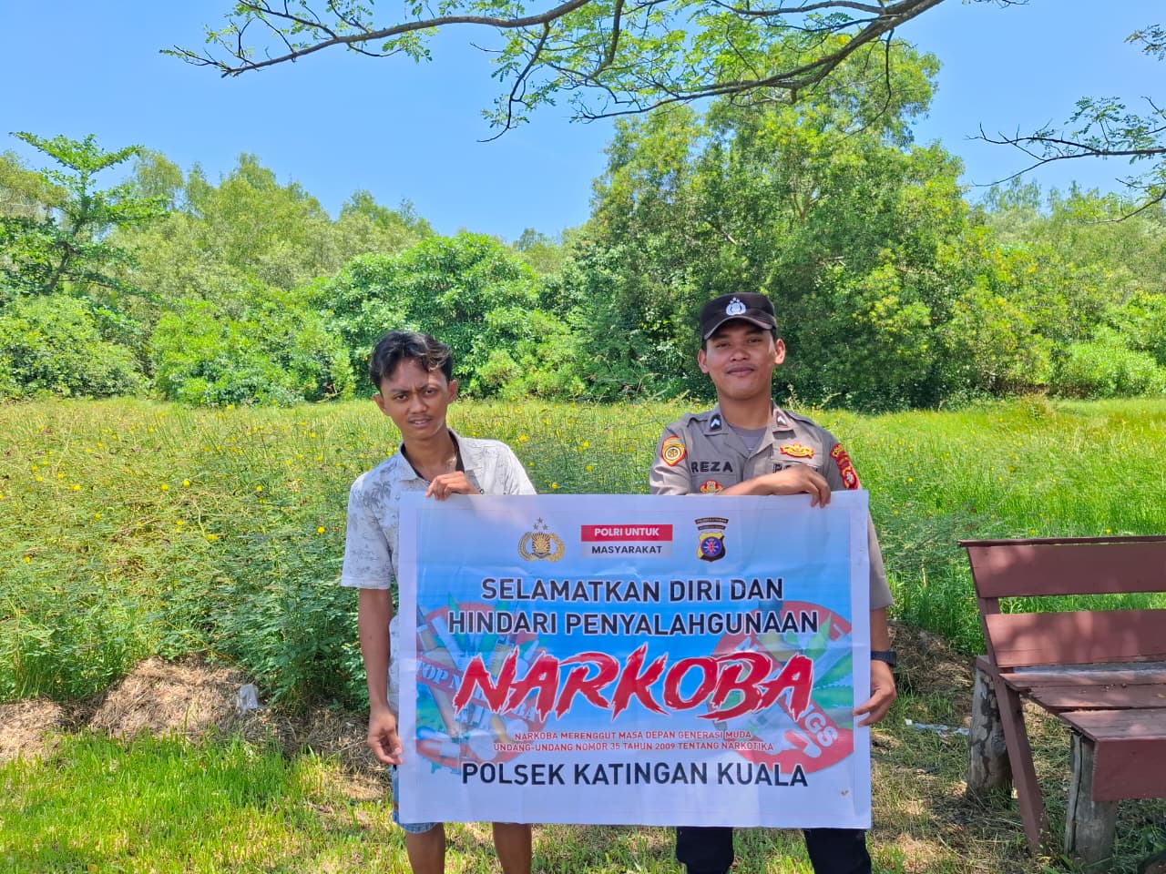 Sampaikan pesan Kamtibmas, Bhabinkamtibmas Polsek Katingan Kuala sambangi Warga.