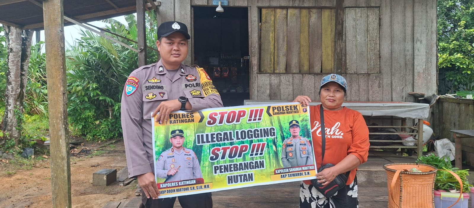 Bhabinkamtibmas laksanakan Sosialisasikan tentang larangan dan sangsi Pidana bagi pelaku Ileggal Logging kepada masyarakat di  Desa Binaan.