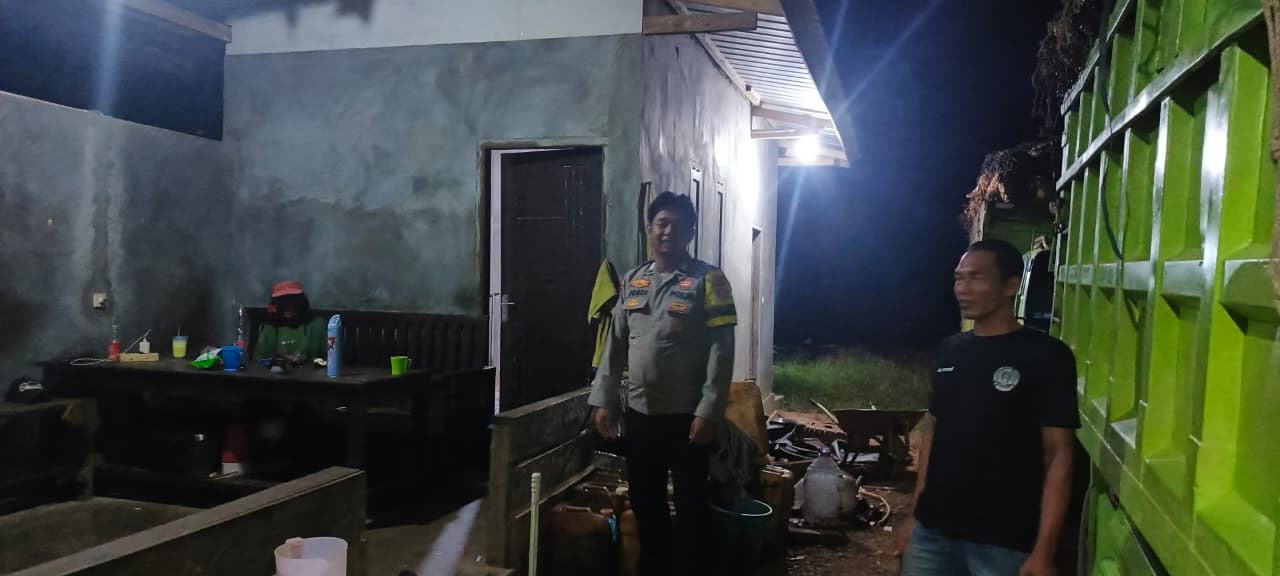 Piket Polsek Sambangi Warga yang sedang Berkendara agar Lebih Berhati-hati di Jalan