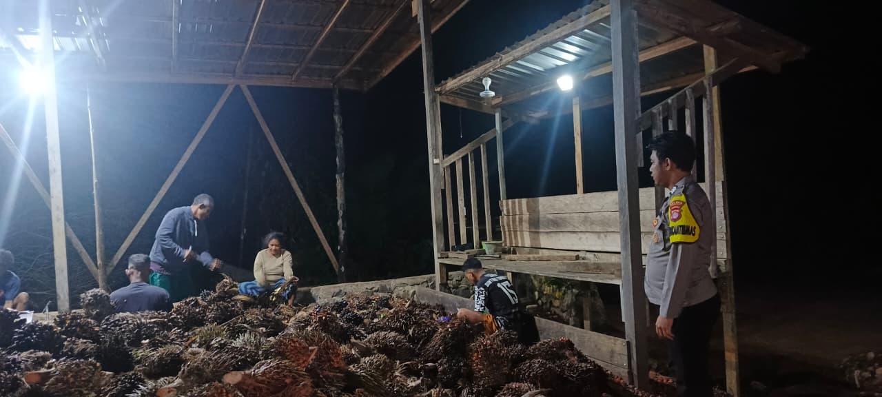 Piket Polsek Silaturahmi ke Masyarakat yang sedang bekerja