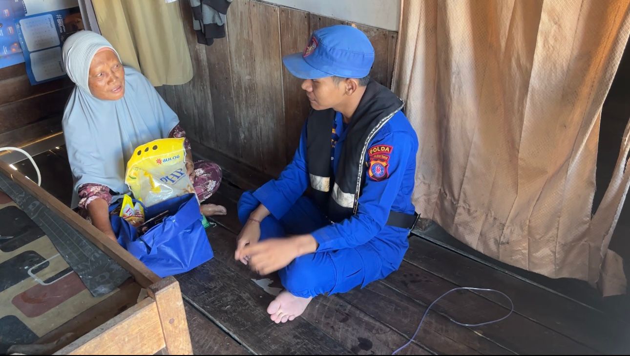 Berbagi Kasih, Ditpolairud Polda Kalteng Bagikan Bansos Berupa Sembako Kepada Masyarakat Yang Lebih Membutuhkan