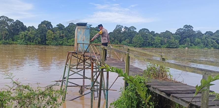 Deteksi Banjir, Polsek Tewang Sangalang Garing dan Pulau Malan Cek Ketinggian Debit Air