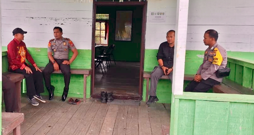 Bhabinkamtibmas Polsek Mendawai Melaksanakan Sambang Kamtibmas Ke Warga Desa Binaannya