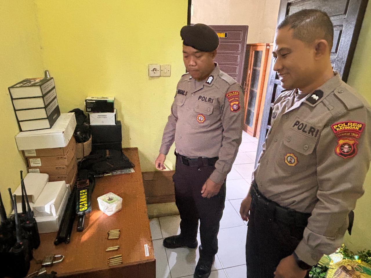 Personel Samapta Laksanakan Serah Terima Piket Jaga Mako dan Inventaris Penjagaan.