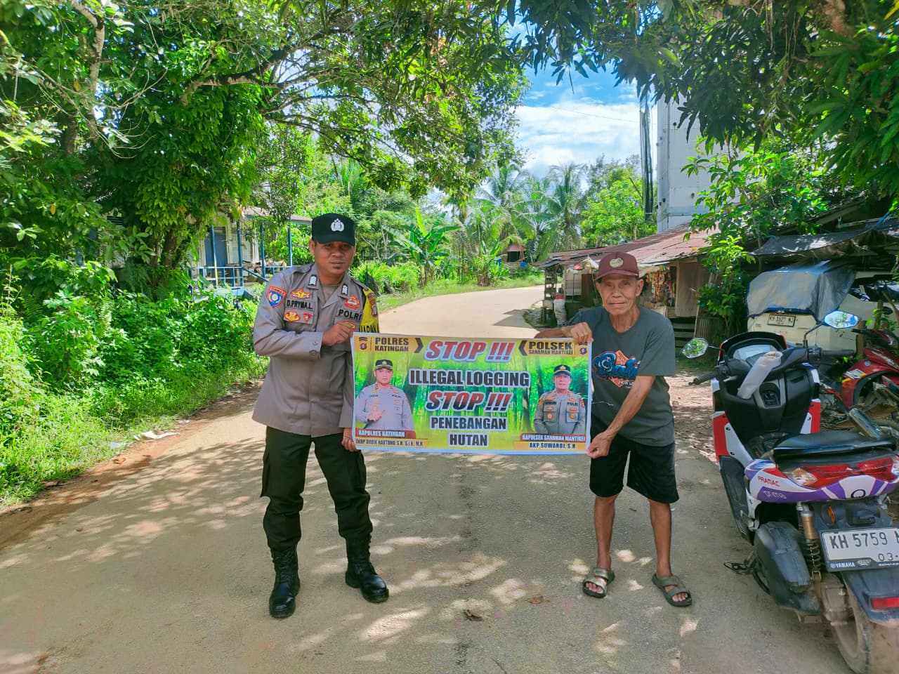 Bhabinkamtibmas laksanakan Sosialisasikan tentang larangan dan sangsi Pidana bagi pelaku Ileggal Logging kepada masyarakat di  Desa Binaan.