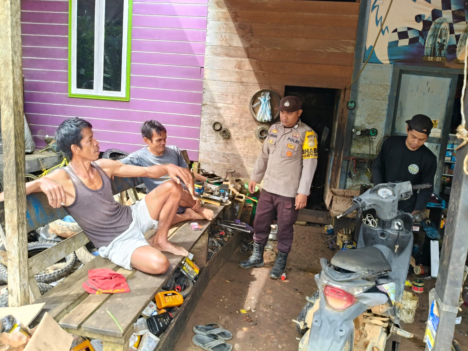 ‎Cooling System Piket Polsek Marikit Sambang warga binaandi Kec Marikit.