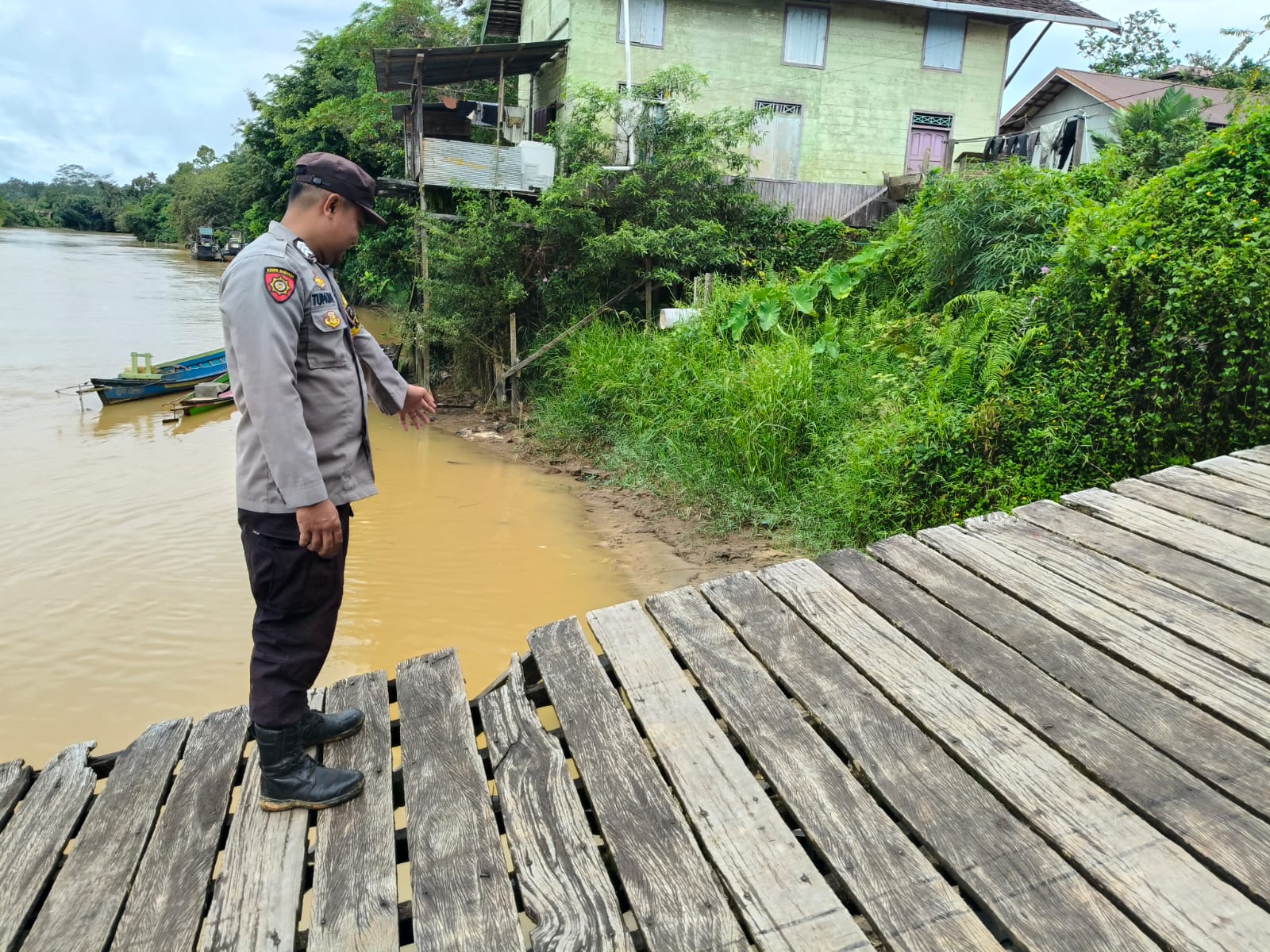 ‎Antisipasi Bencana Banjir, Personil Polsek Marikit Pantau Debit Air DAS Katingan.