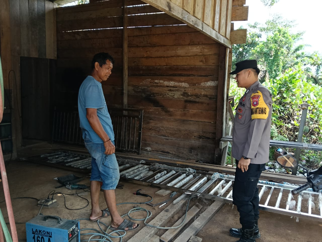 Piket Polsek Silaturahmi ke Masyarakat yang sedang bekerja