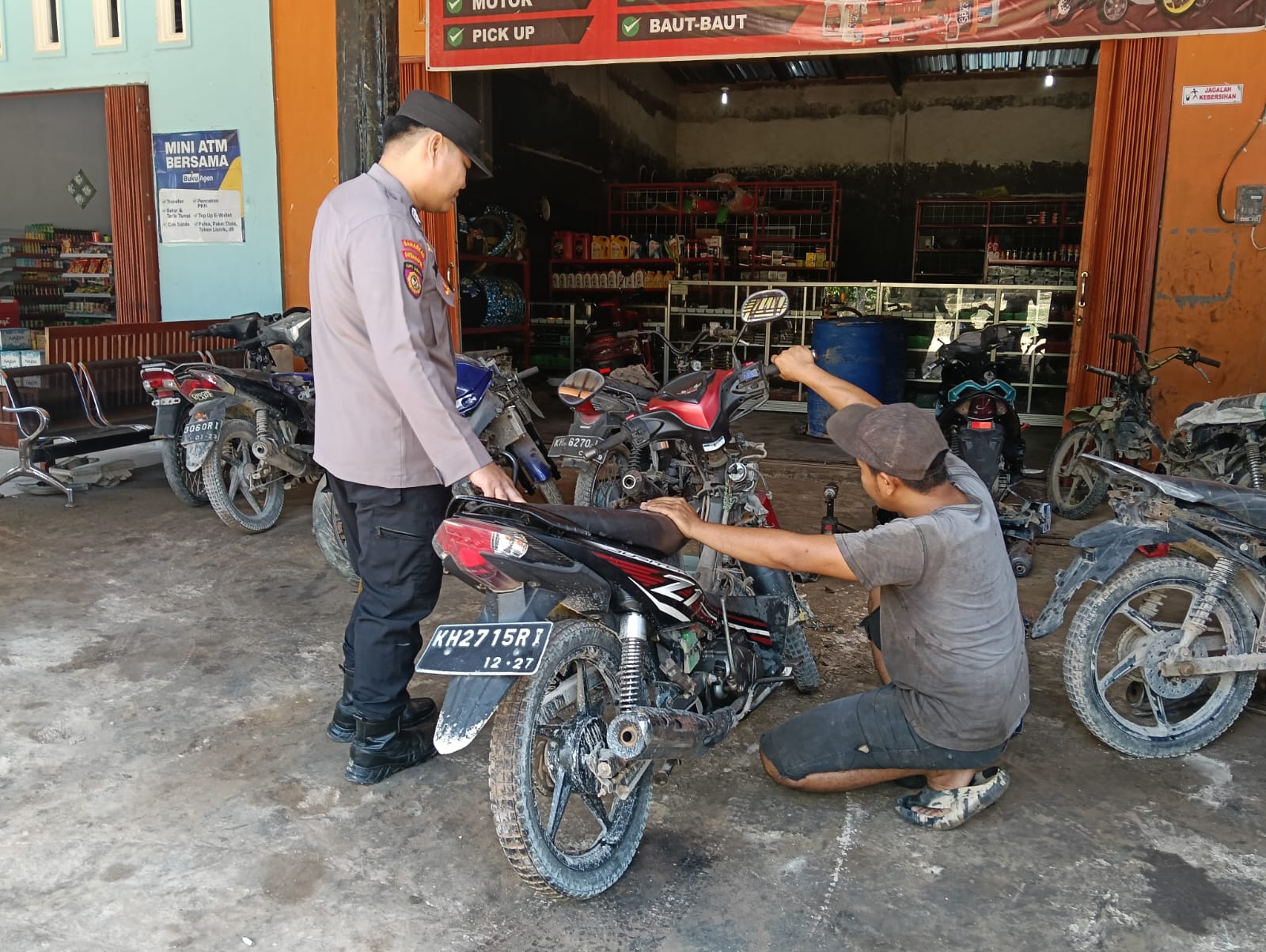Sambang Bengkel Warga, Personel Piket Polsek Lamandau Ingatkan Pentingnya Kamtibmas