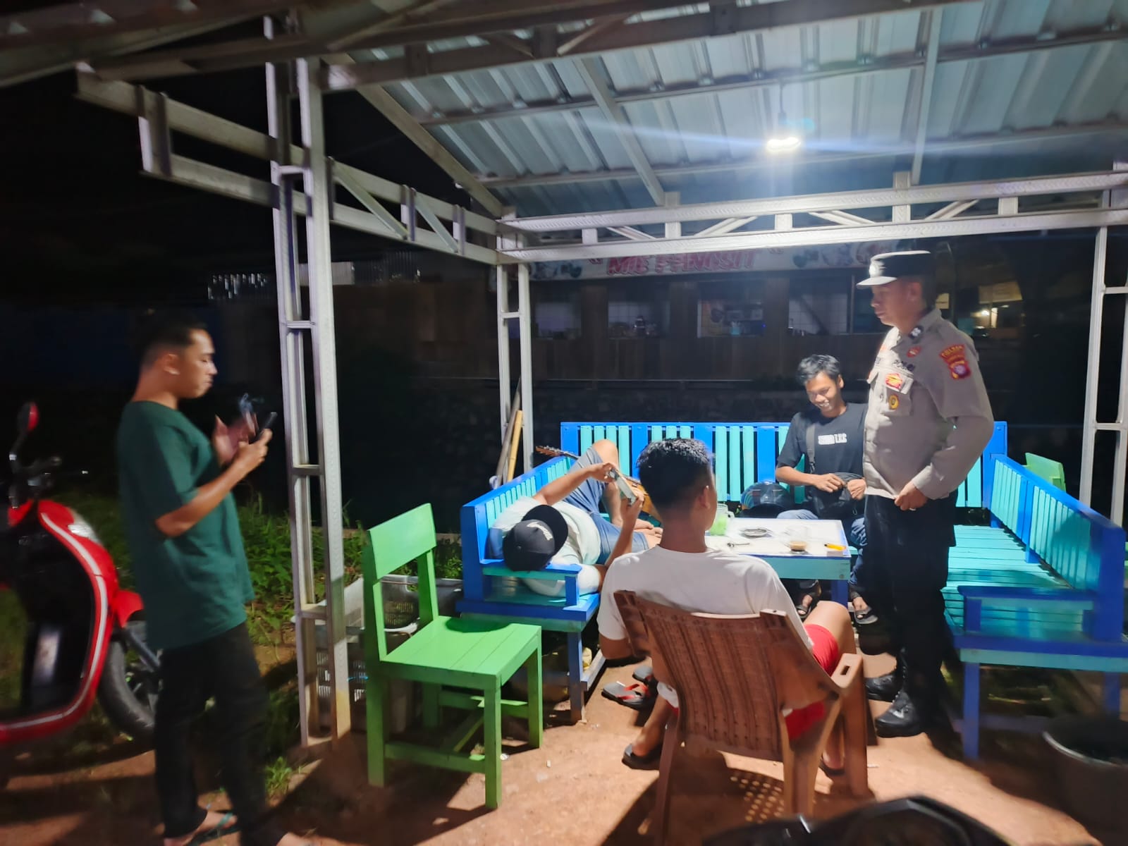 Melalui Sambang Warga, Piket Polsek Sosialisasikan Hotline 110