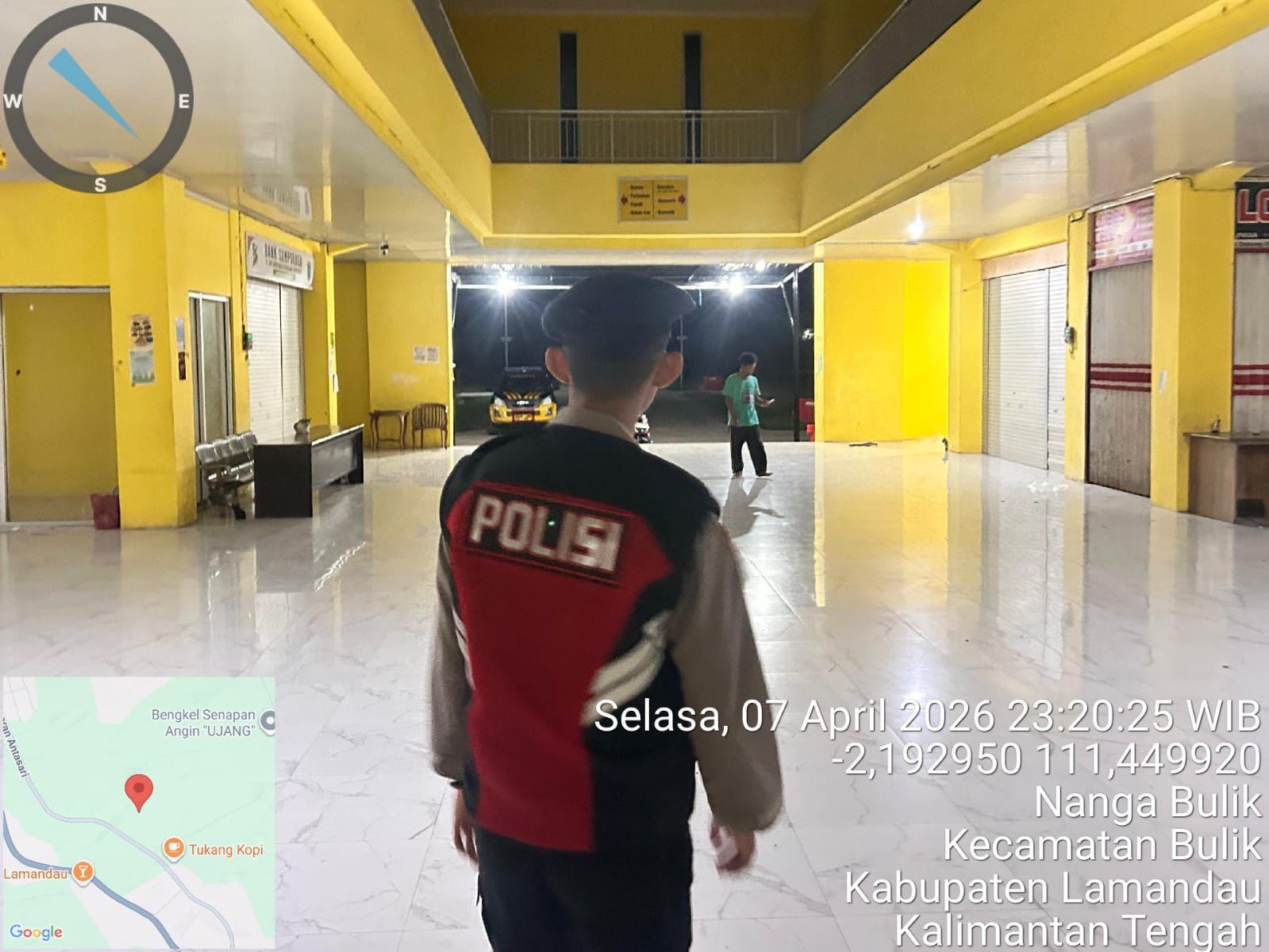 Ciptakan Rasa Aman, Sat Samapta Sambangi Penjaga Malam Saat Patroli Pasar