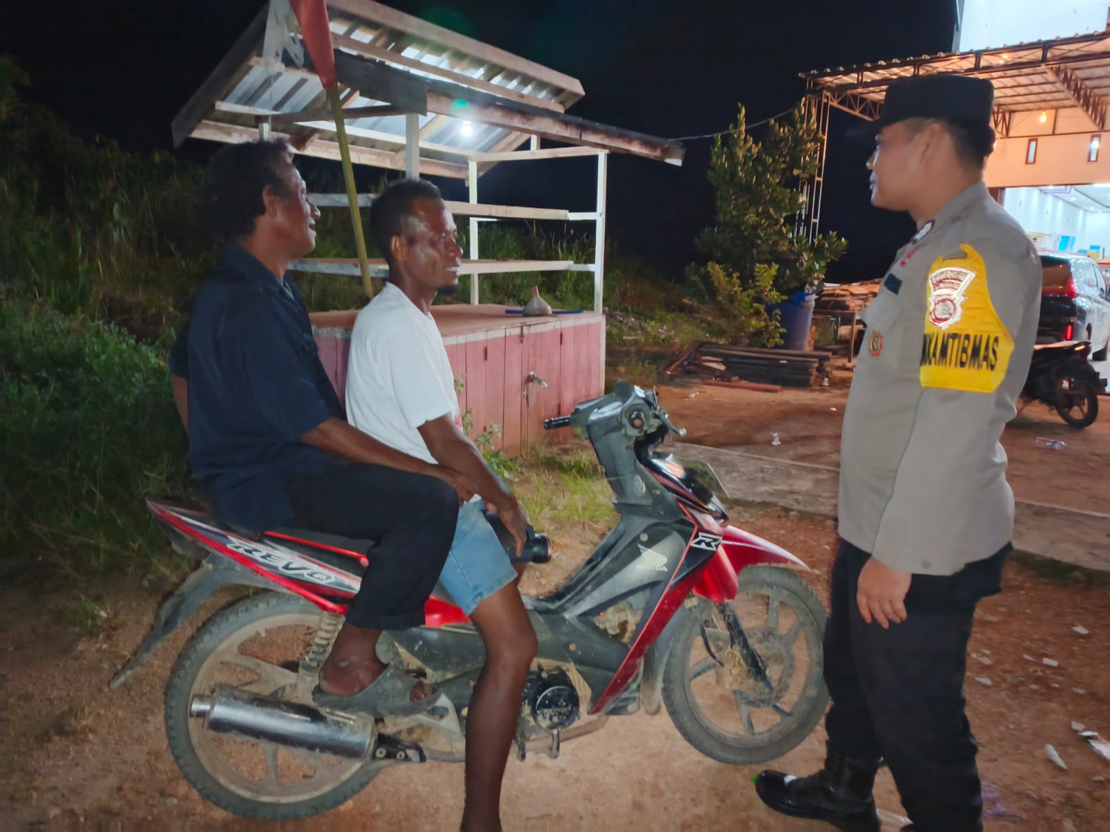 Personel Polsek Lamandau Sambangi Remaja secara Humanis dan Preventif, Saat Patroli Rutin Remaja sedang Nongkrong