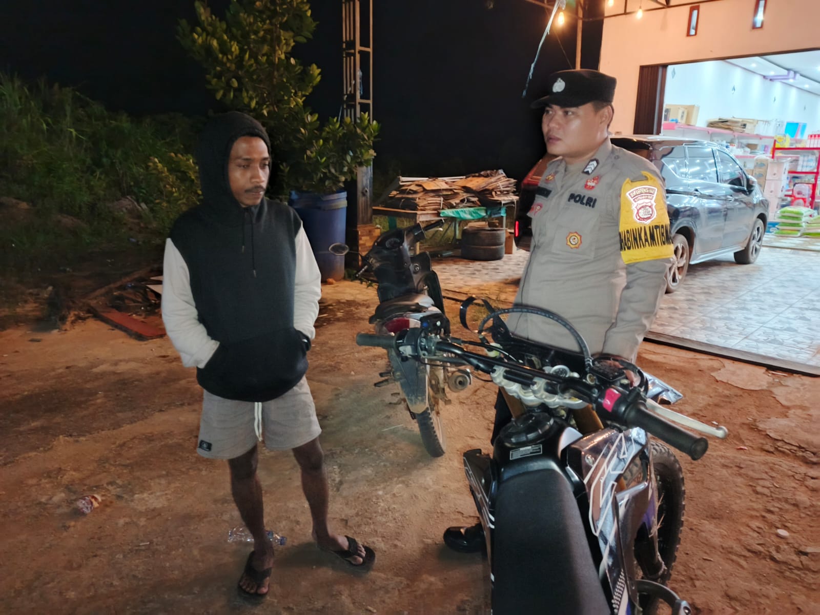 Piket Polsek Sambangi Warga yang sedang Berkendara agar Lebih Berhati-hati di Jalan