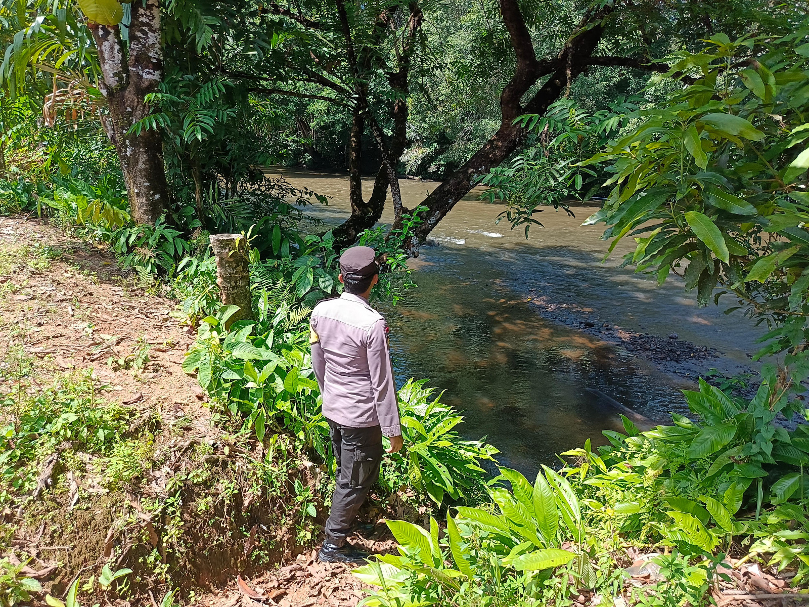 Piket Polsek Delang cek debit air DAS Delang